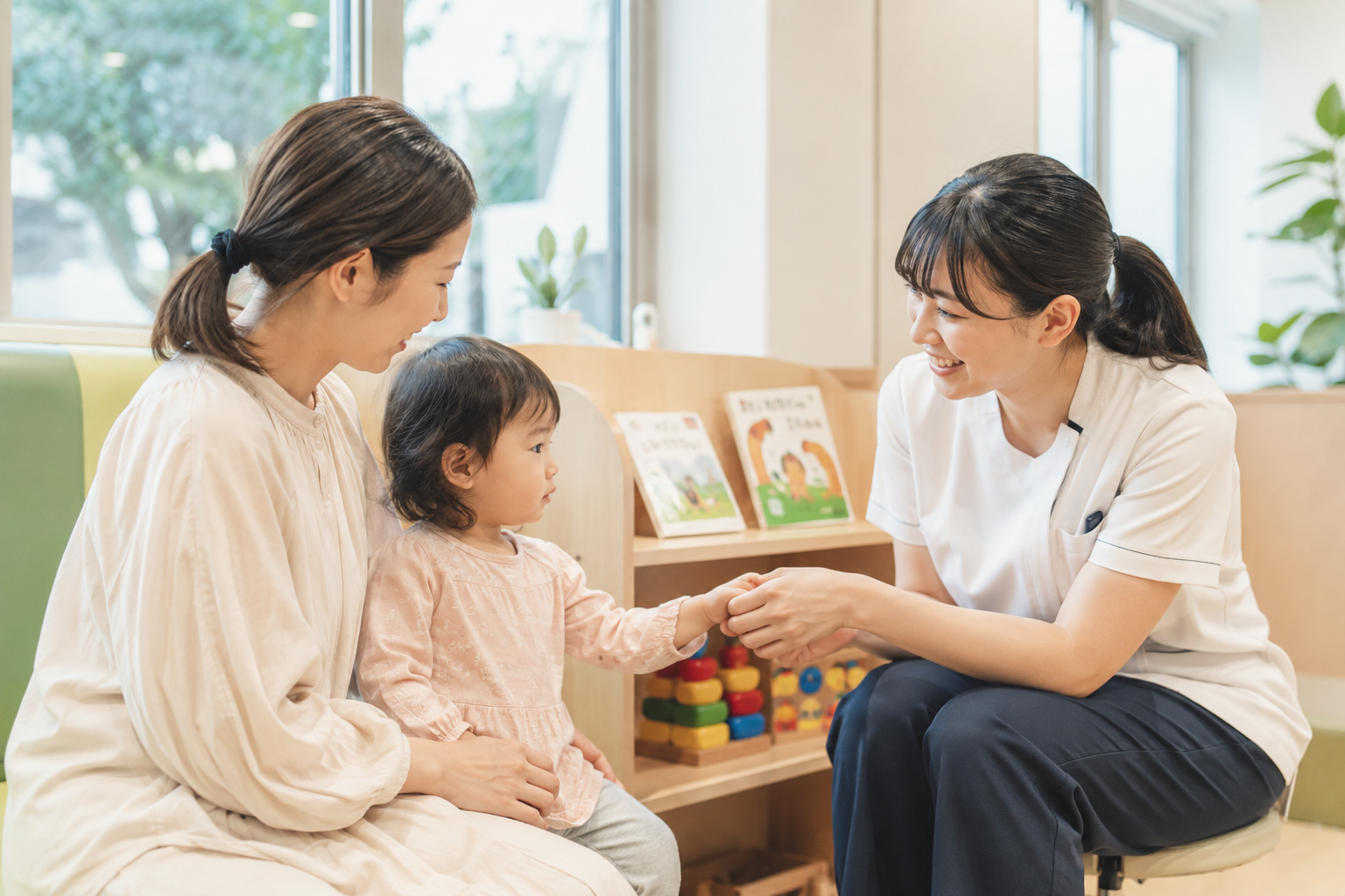 診察を待つ子どもと保護者／表情は自然に、